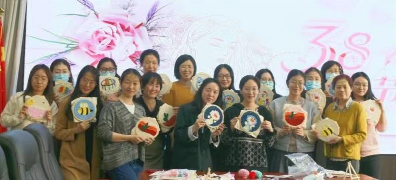 穿梭于方寸之間，感受傳統(tǒng)與現(xiàn)代的交融 ——農墾中心舉辦“巧手展風采，綻放‘她力量’”活動慶?！叭恕眿D女節(jié)